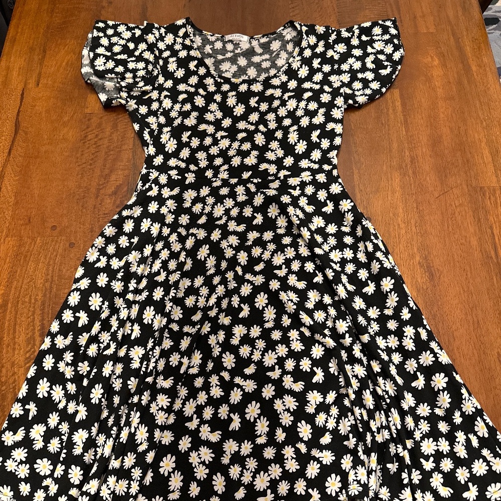 Small Black flare short sleeve dress with white daisy print and yellow center